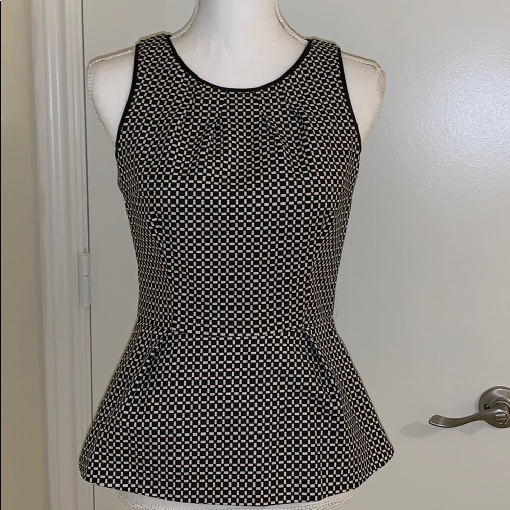 White house Black Market sz 0. Flirty top.